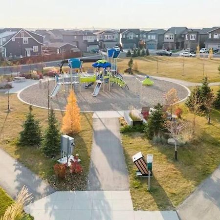 Cozy Suites In Calgary Area Balzac Exterior photo