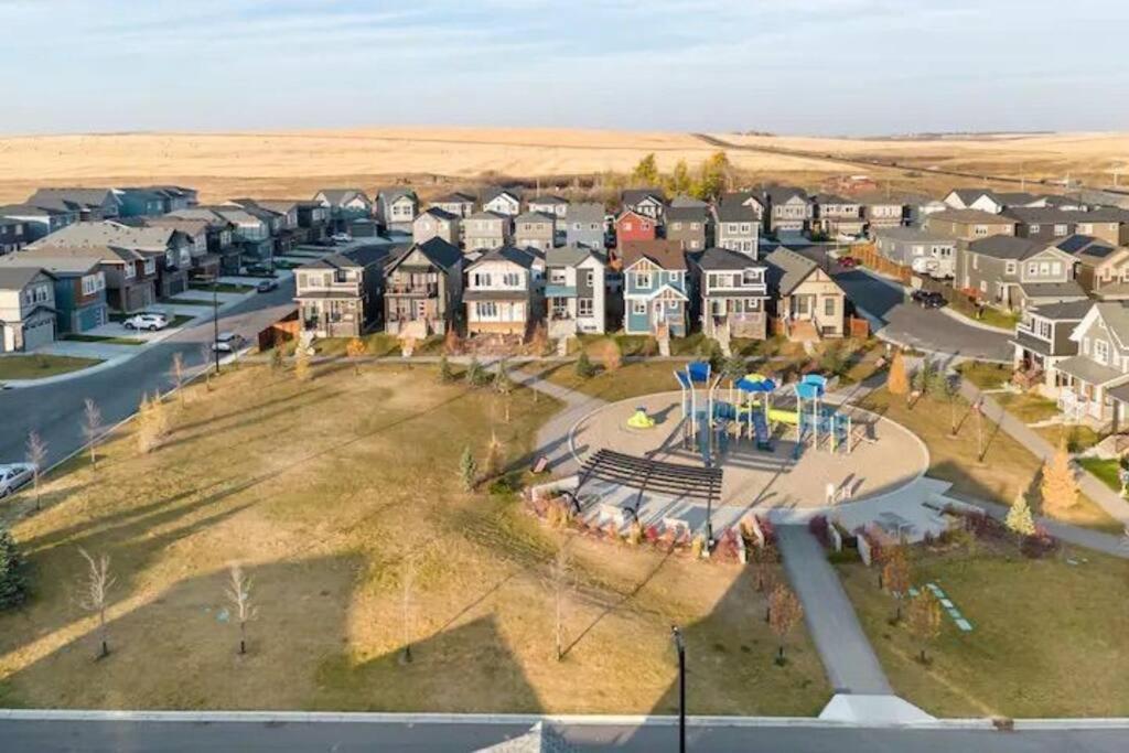 Cozy Suites In Calgary Area Balzac Exterior photo
