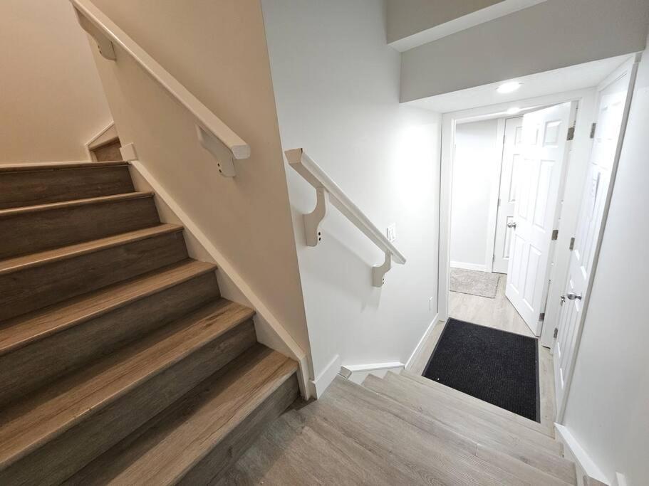Cozy Suites In Calgary Area Balzac Exterior photo
