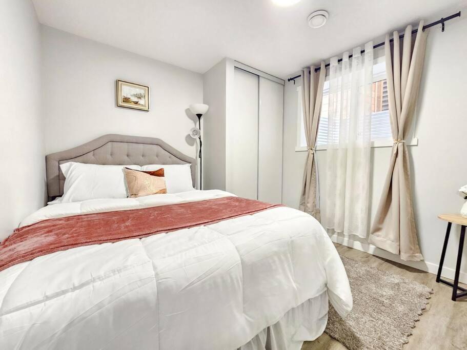 Cozy Suites In Calgary Area Balzac Exterior photo